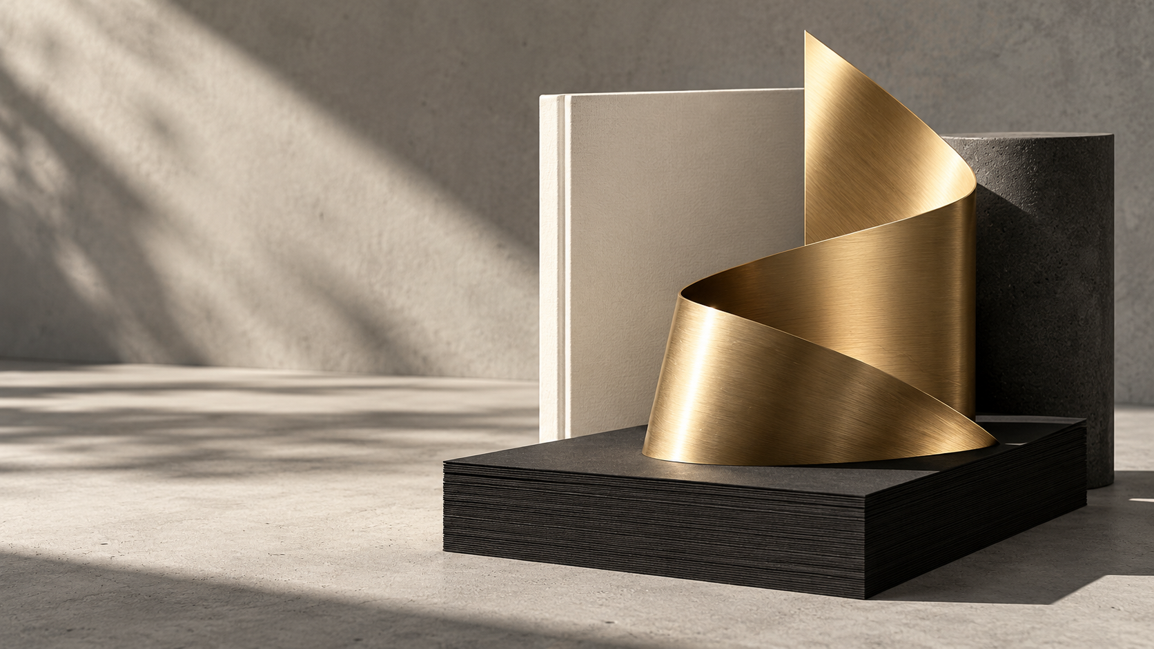 Composición editorial de papel, un libro y una escultura de metal dorado